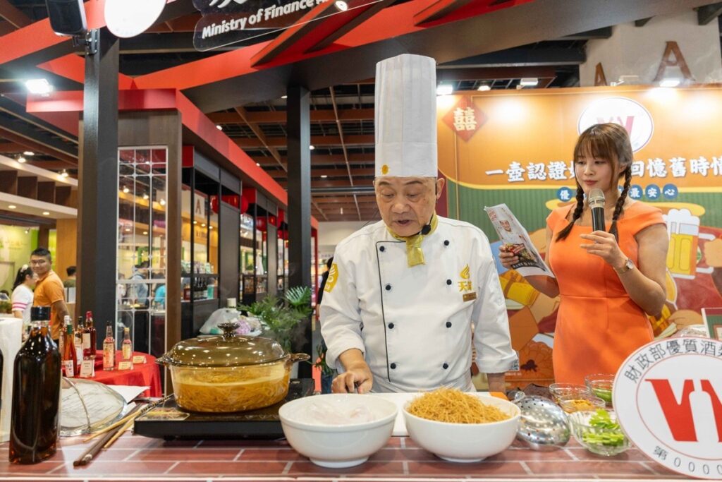 美食展週末人潮湧入 搶先卡位搶購餐券 跟著星級廚師學做菜